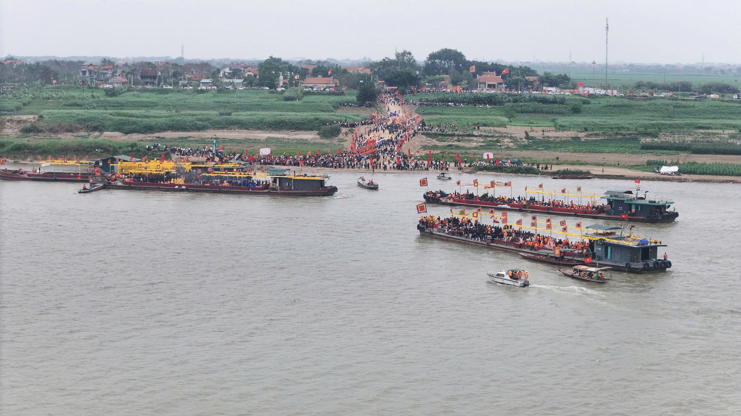 CSGT duong thuy,  mua le hoi anh 3