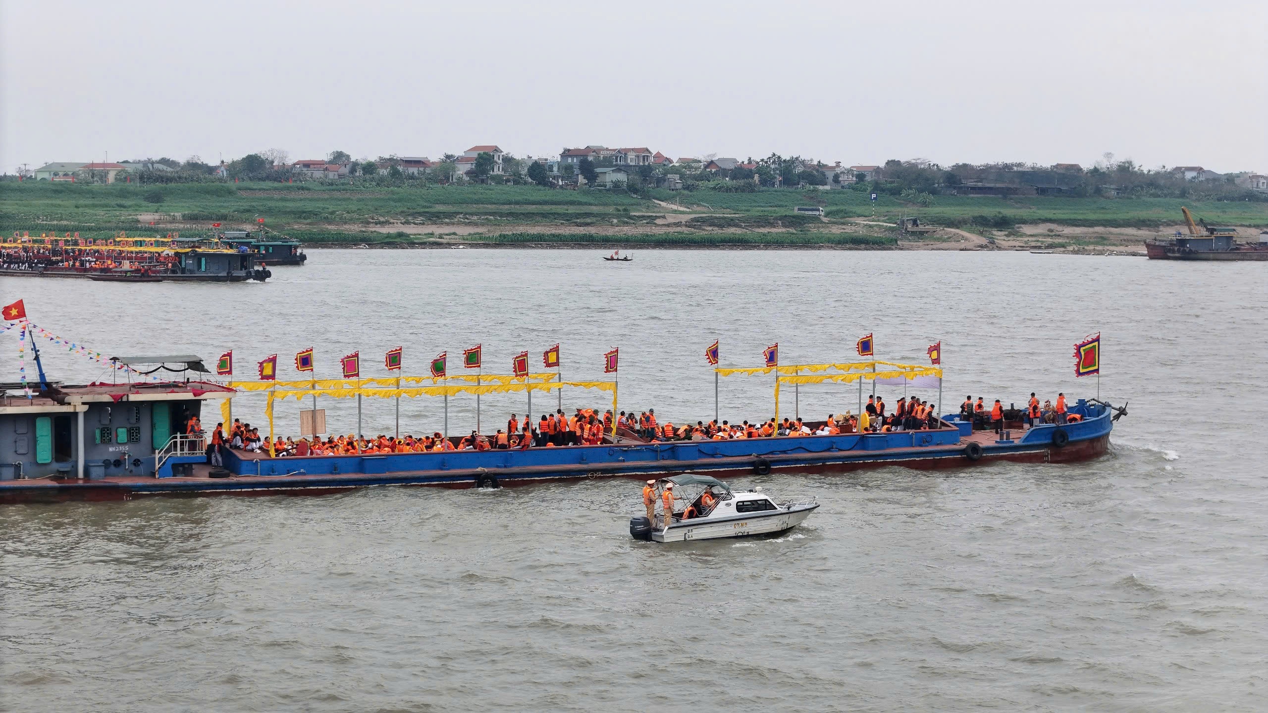 CSGT duong thuy,  mua le hoi anh 2