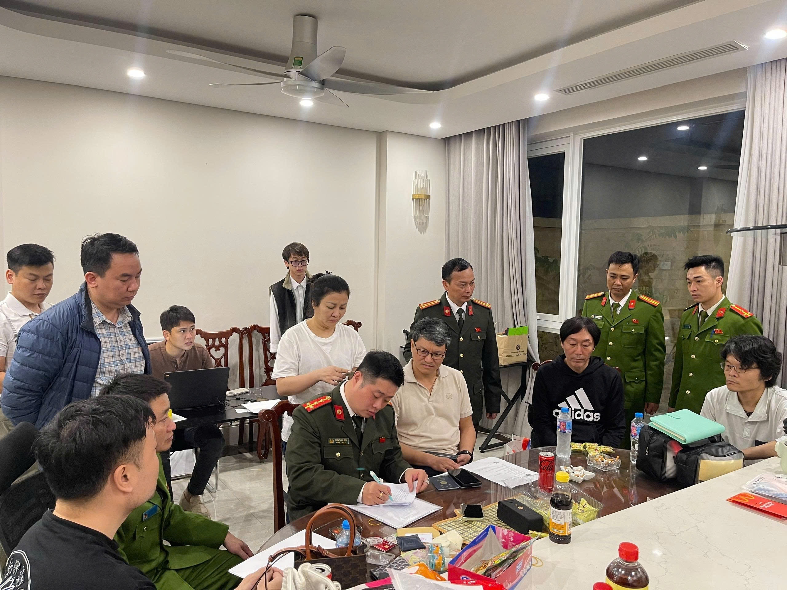 Gia danh canh sat,  lua dao chiem doat,  11 ty anh 4