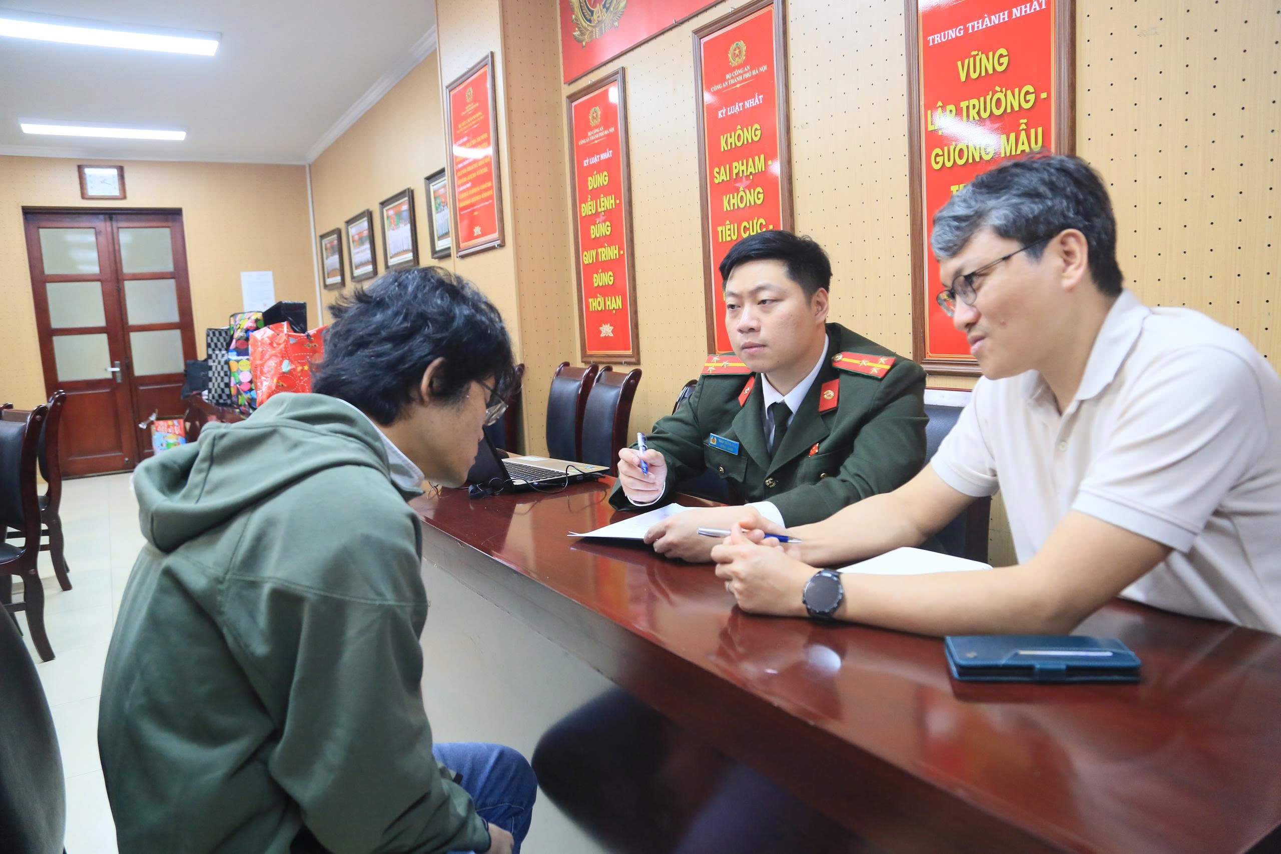 Gia danh canh sat,  lua dao chiem doat,  11 ty anh 9