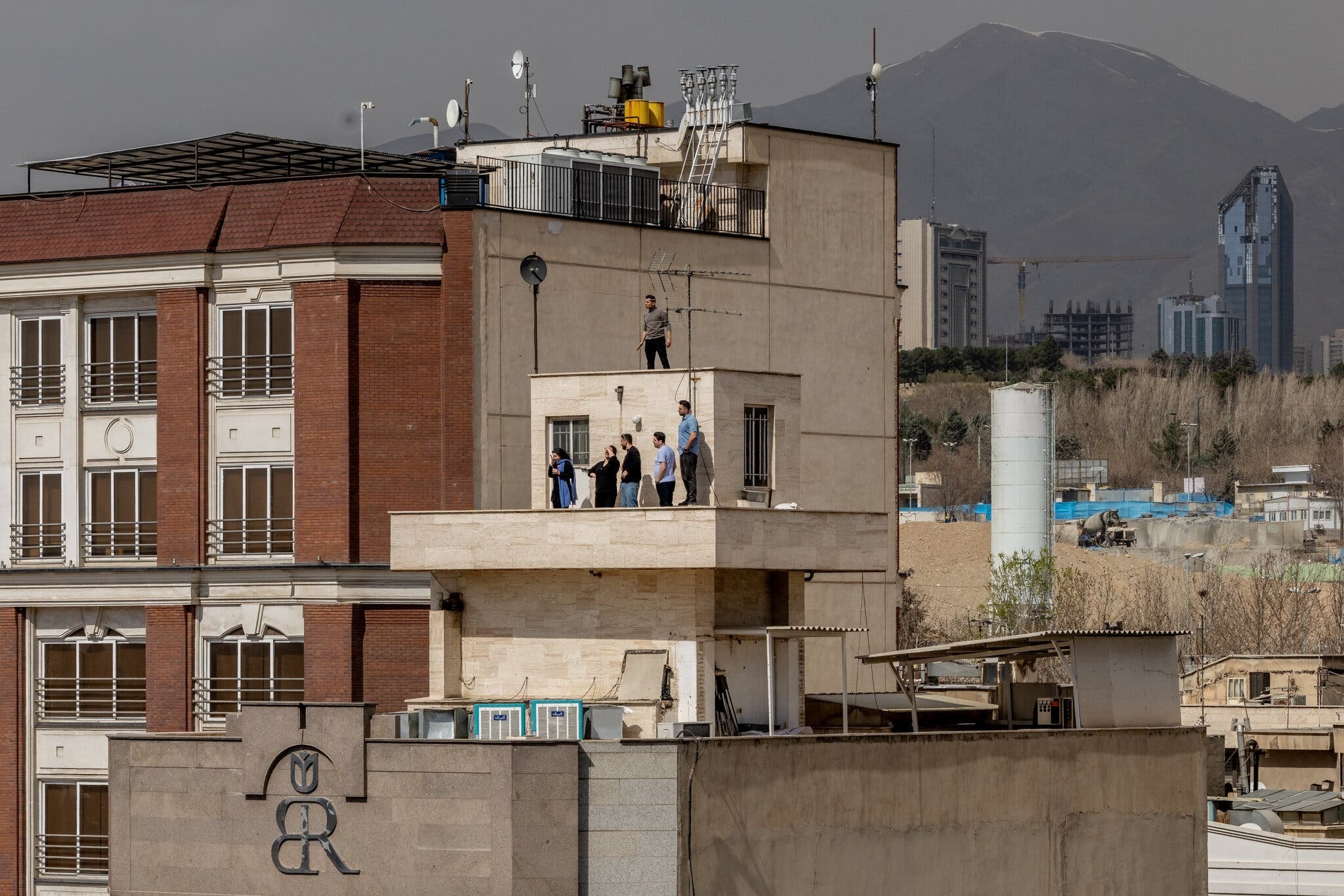 Nga, Trung Quoc va cong dong quoc te keu goi kiem che o Trung Dong hinh anh