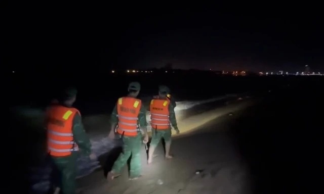 Tam buoi toi o bien Nhat Le, mot du khach bi song cuon hinh anh