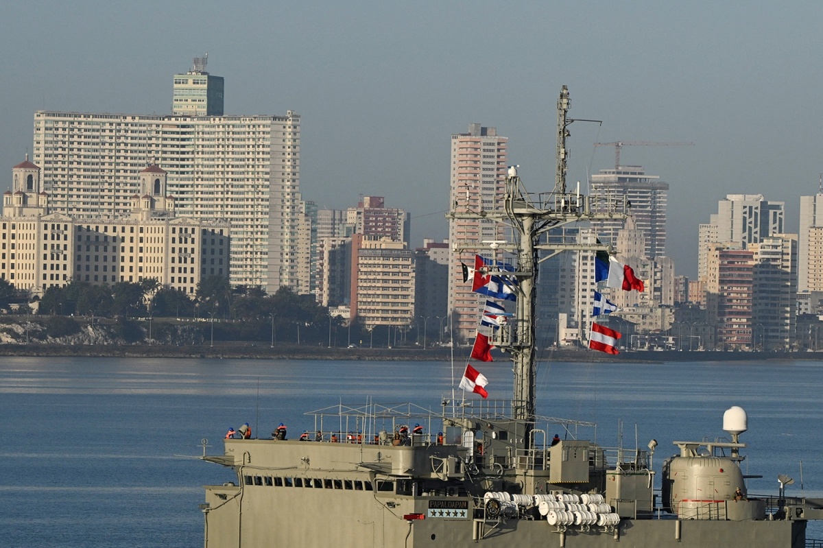 Tau hai quan Mexico cho hon 1.100 tan hang vien tro cap cang Cuba hinh anh