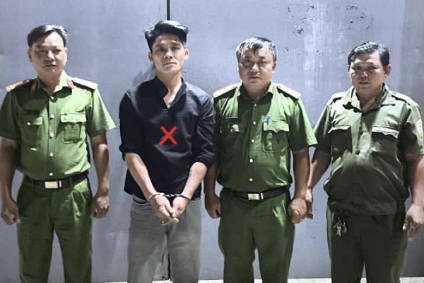 Nguoi dan ho tro cong an bat giu doi tuong truy na o Dong Nai hinh anh