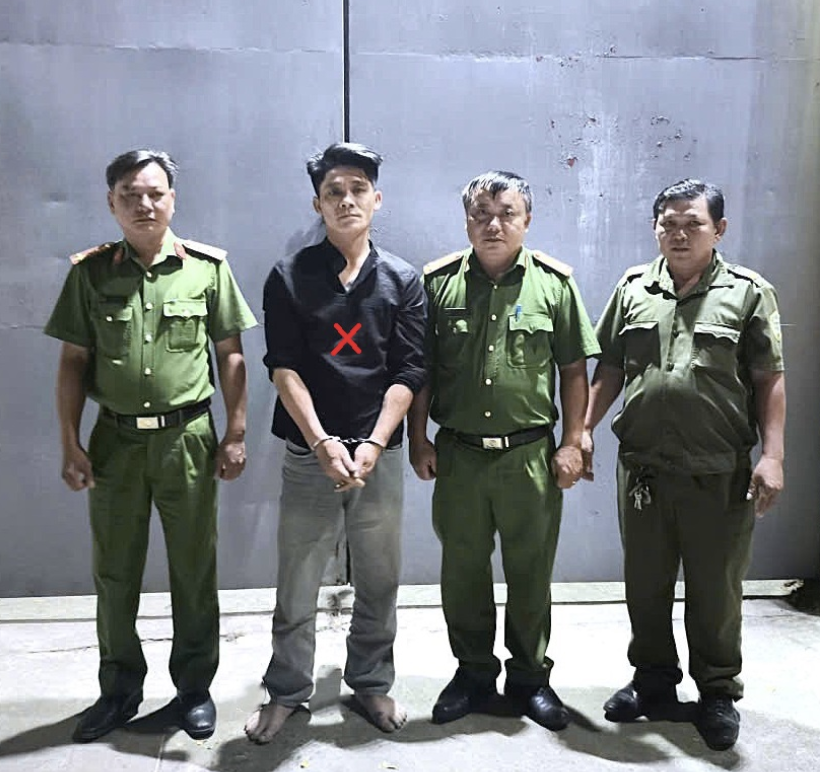 Nguoi dan ho tro,  Cong an bat giu anh 1