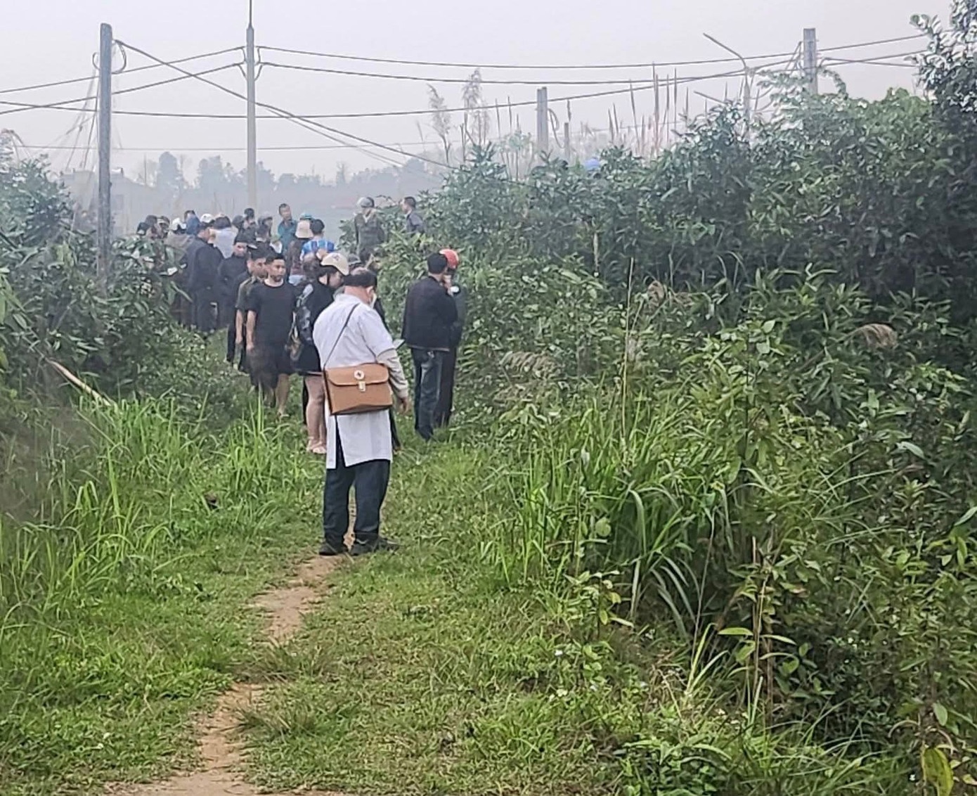 Hai nu sinh tu vong do truot chan xuong dap nuoc hinh anh