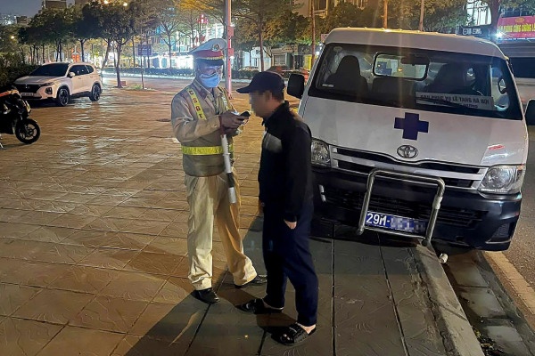 Tai xe dinh nong do con, Canh sat niem phong xe cua nha tang le hinh anh