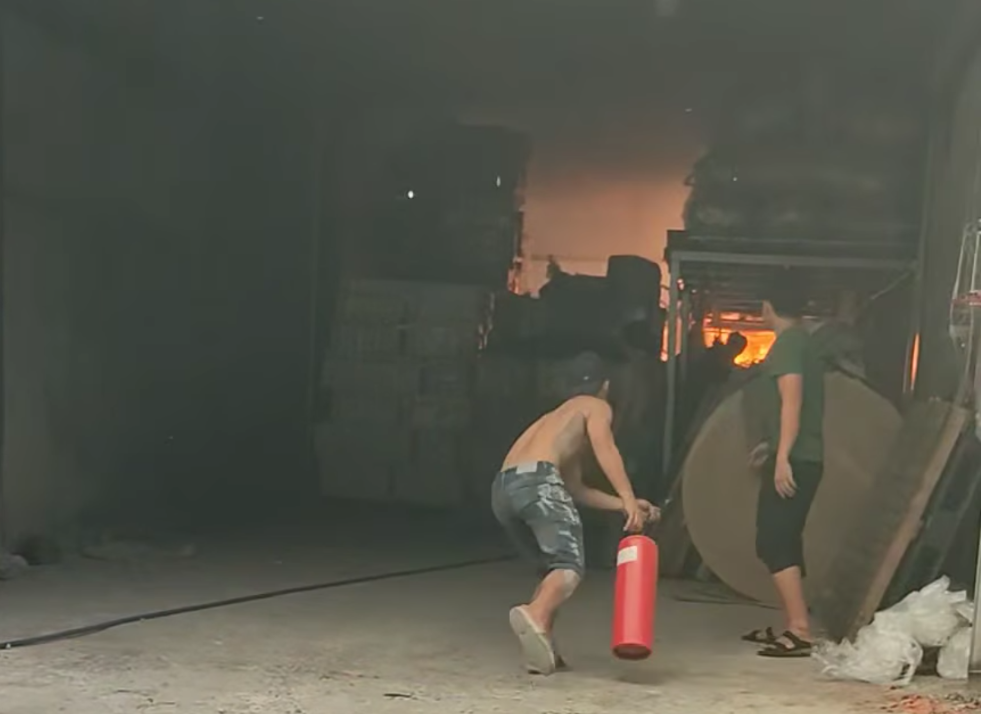 Xuong giay boc chay o TP.HCM hinh anh