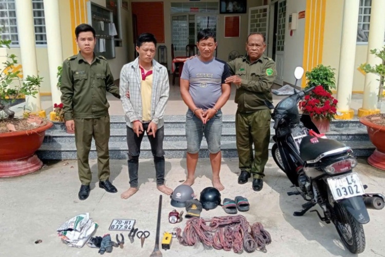 Bat giu 2 doi tuong nghien, chuyen cat trom day cap dien hinh anh