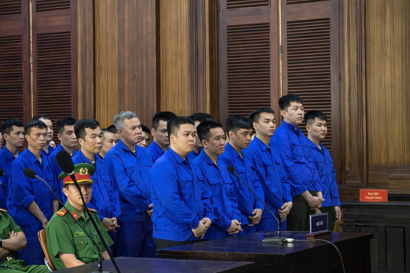 Trom sung o bao tang roi rao ban tren mang xa hoi hinh anh