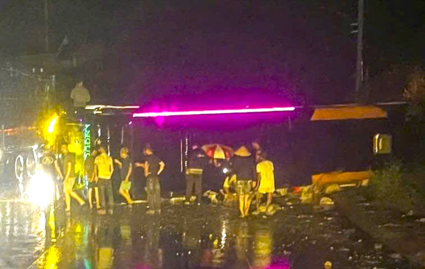 Lat xe khach cho 10 nguoi tren quoc lo hinh anh