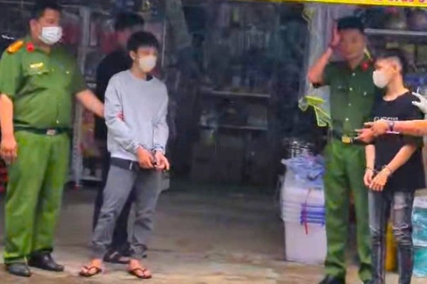 Bat 2 nghi pham trong vu nguoi dan ong tu vong tren via he o Nha Trang hinh anh