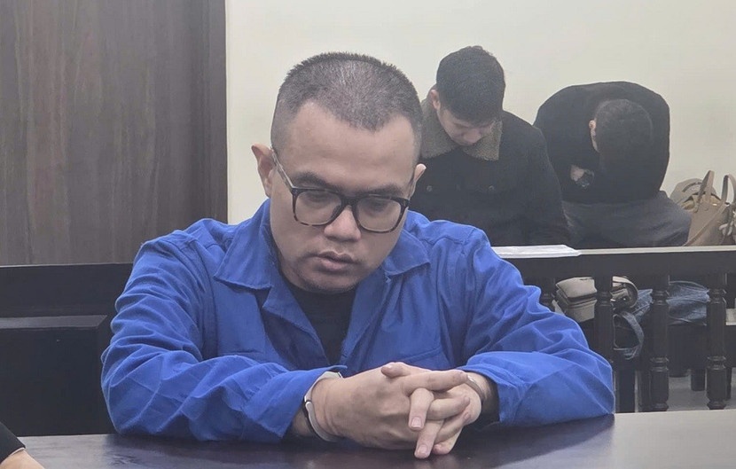 Giam doc lua ban oto Mercedes Benz dang the chap tai ngan hang hinh anh