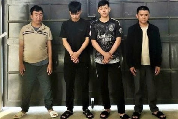 Nghi ngo doi thu gian lan khi choi 'ba cay', con bac cuop lai tien hinh anh