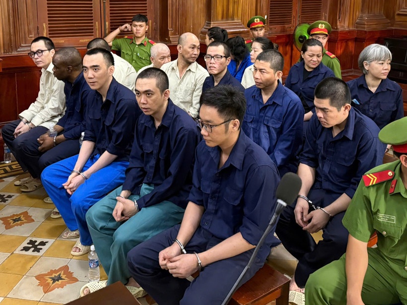 chuyen tien trai phep,  rua tien,  KD thuc pham Vua,  Cty thuc pham Vua,  DN thuc pham Vua,  Chu vang Duc Long,  Ktoan vang Duc Long anh 1