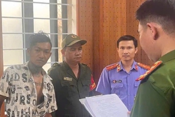 Bat giam doi tuong cam dao dot nhap phong tro, cuop tai san hinh anh