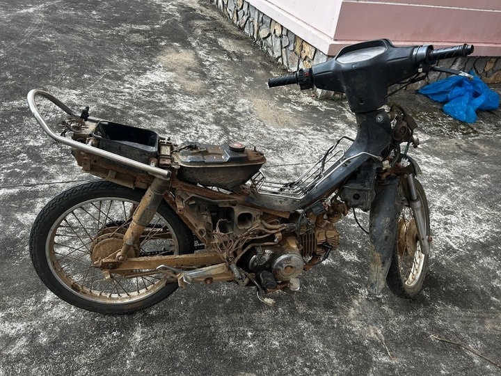 Truy tim thanh nien,  Vao tiem vang,  Bieu hien bat thuong anh 2