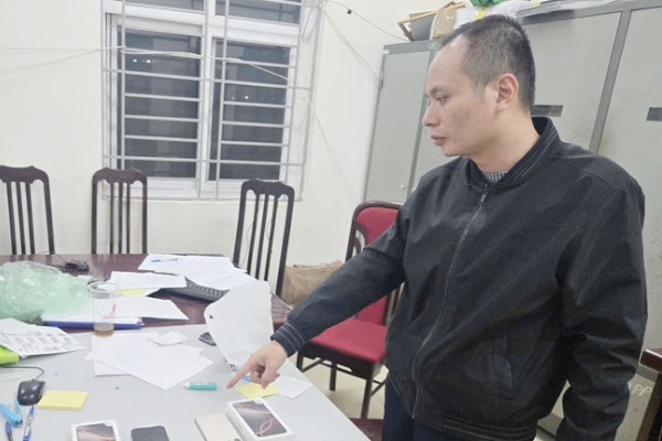 Vi khach 'sop' chuyen dat hang mua dien thoai iPhone 16 hinh anh