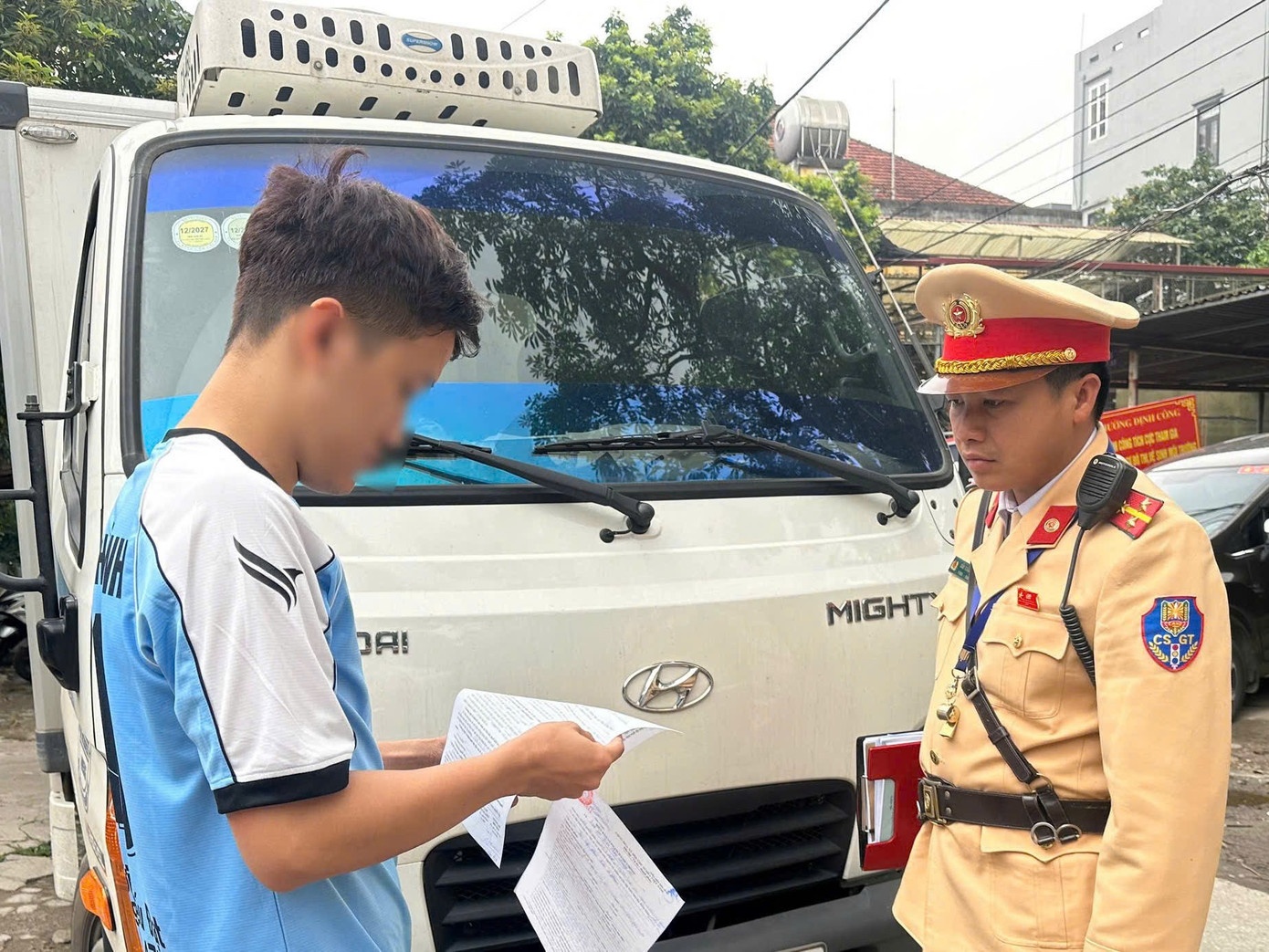 Phat hien,  tai xe xe tai,  mua giay phep anh 1