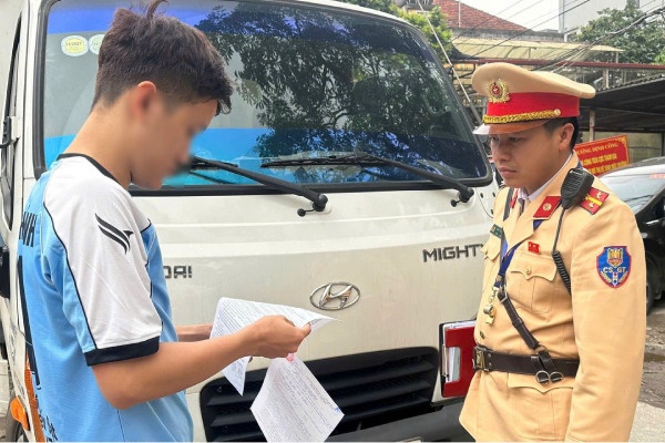 Phat hien tai xe xe tai mua giay phep vao pho cam qua mang xa hoi hinh anh