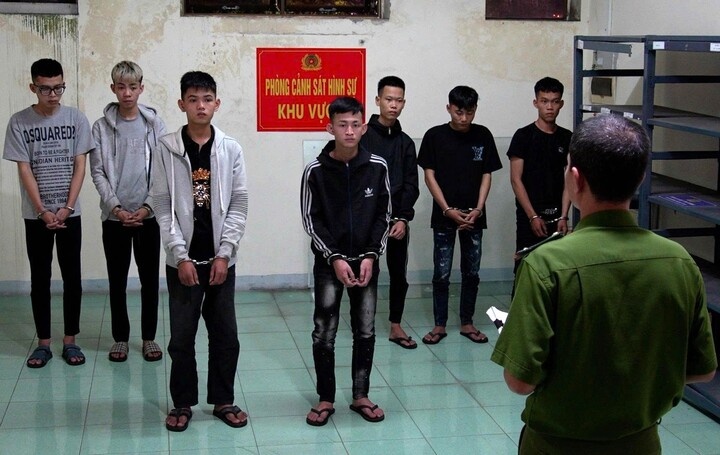 Nhom thanh nien,  Ep xe,  cam rua tan cong anh 1