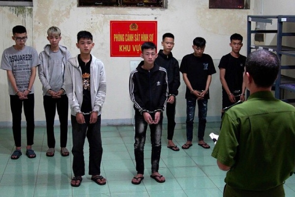 Nhom thanh nien ep xe, cam rua tan cong khien nguoi di duong tu vong hinh anh