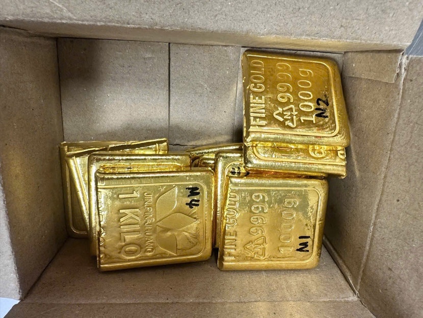 Lien tiep chan 2 vu van chuyen trai phep gan 13 kg vang qua Noi Bai hinh anh