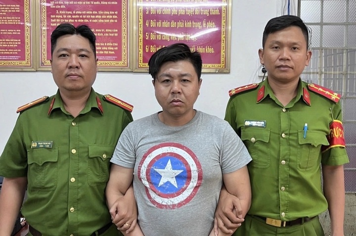 Bat nguoi dan ong dap pha hanh ly hanh khach truoc cong ga T3 o TP.HCM hinh anh