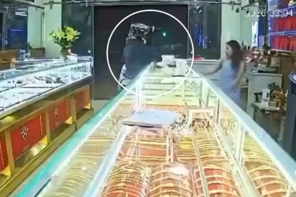 Thanh nien bit mat xong vao tiem vang voi bieu hien bat thuong hinh anh