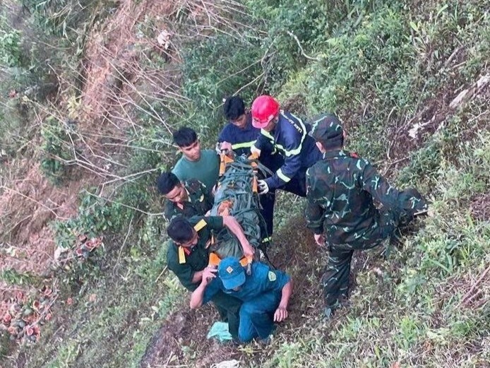 Oto tai mat lai lao xuong vuc sau 200 m, mot nguoi chet tai cho hinh anh