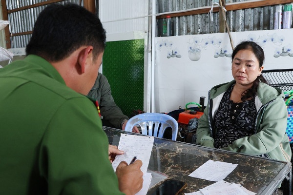 Thu giu hang chuc tan phan bon khong phep hinh anh