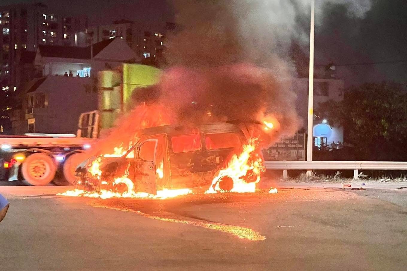 Oto tai van chay do ruc khi dang duoc xe cuu ho cho tren duong hinh anh