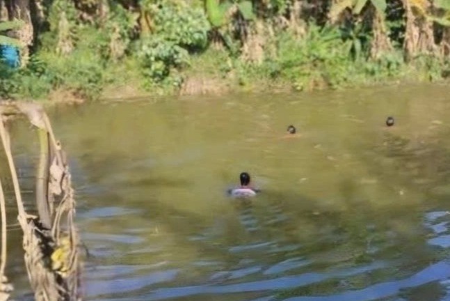 Theo cha me len ray, be 9 tuoi duoi nuoc tu vong hinh anh