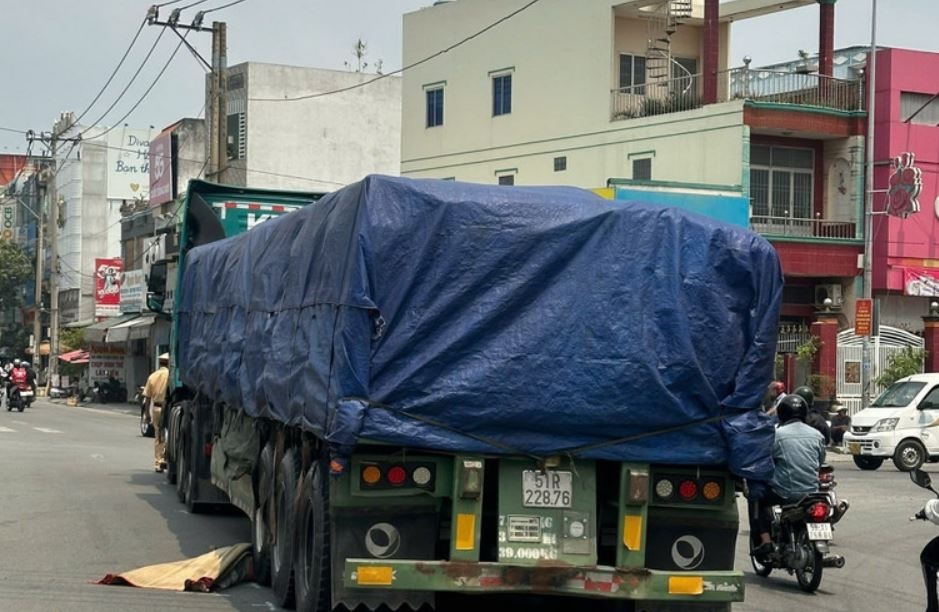 Xe dau keo va cham xe may dien, nu sinh 16 tuoi tu vong hinh anh