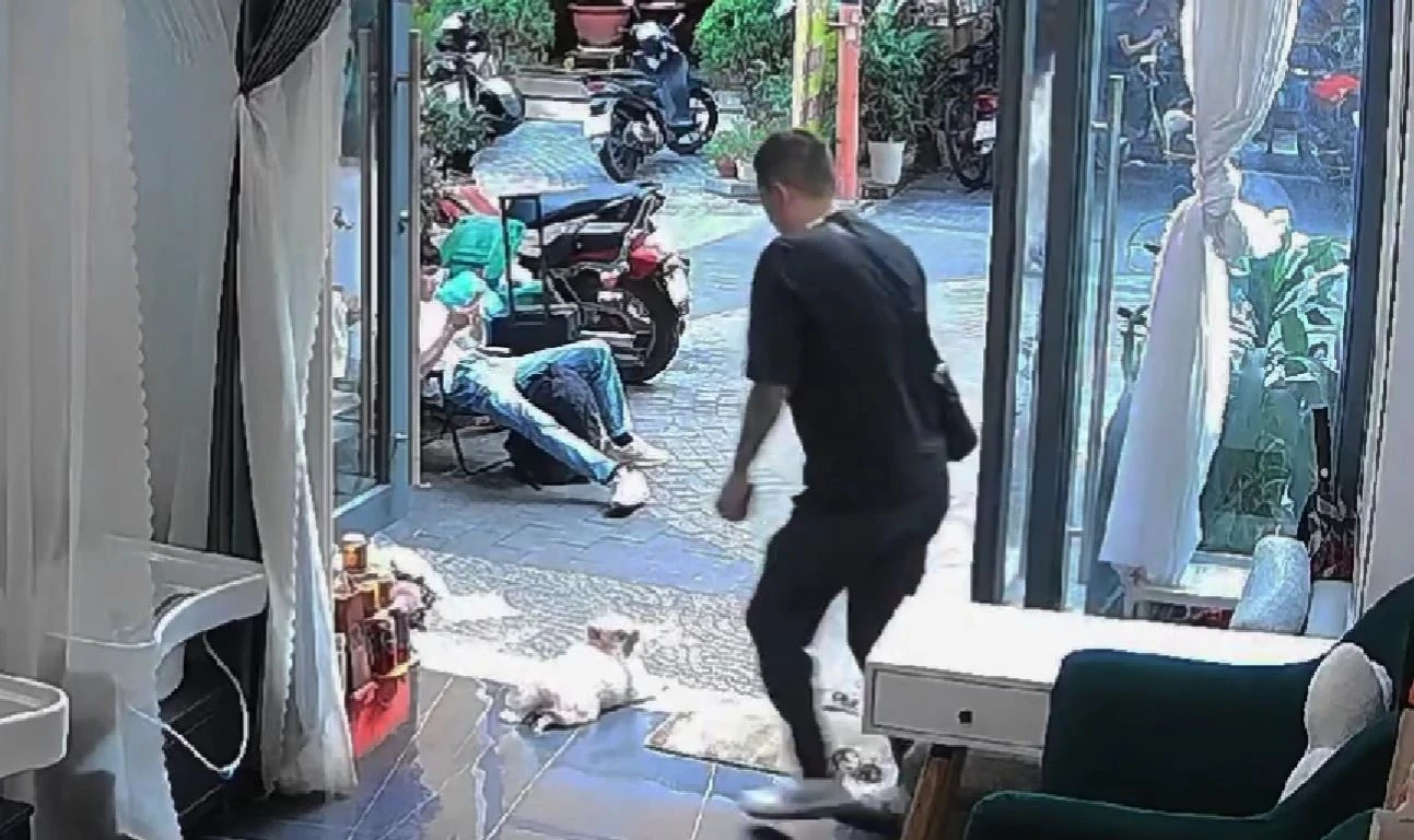 Nguoi dan ong da cho canh o tiem spa gay buc xuc hinh anh