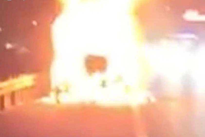 Container tren cao toc TP.HCM - Trung Luong bat ngo chay du doi hinh anh