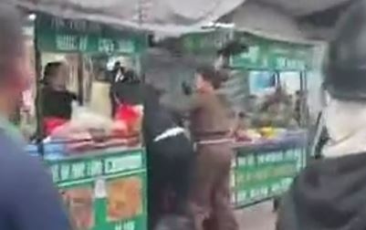 Nguoi phu nu bi hanh hung vi tranh cai voi ba hang nuoc hinh anh