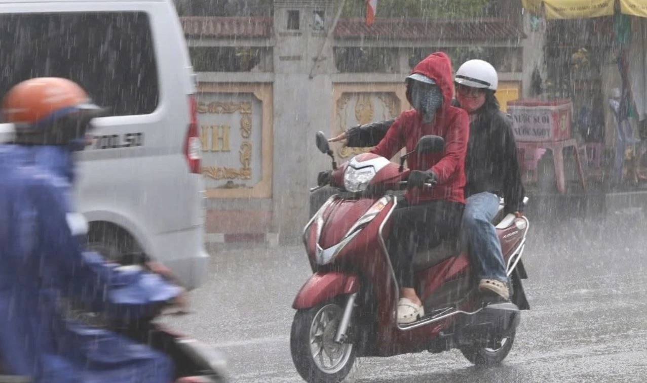 Mua trai mua trut ao ao, nguoi di duong TP.HCM khong kip tro tay hinh anh