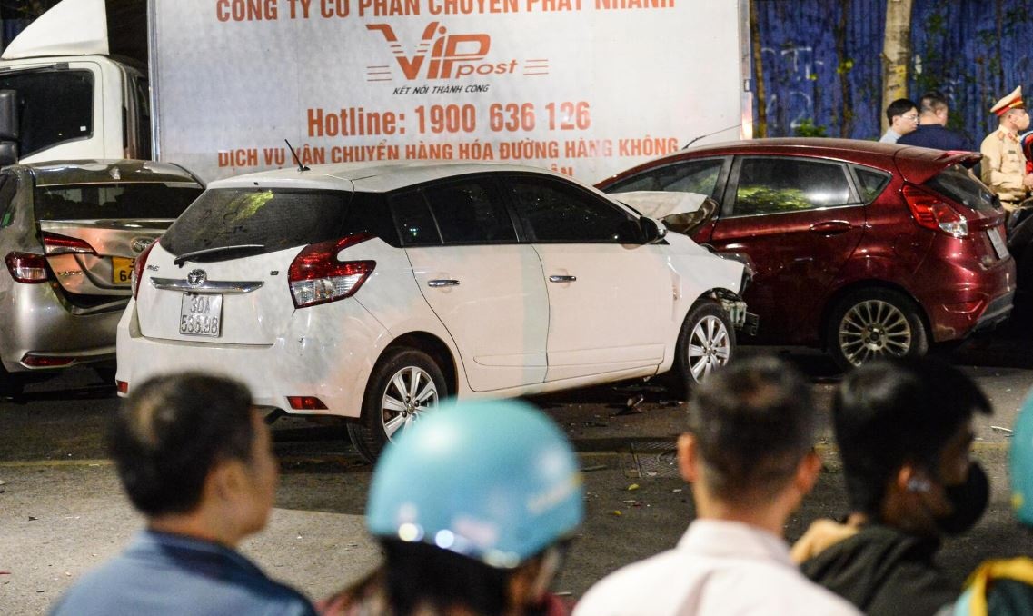 Oto tong lien hoan 7 phuong tien o Ha Noi hinh anh