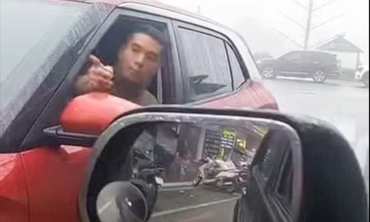 Oto di nguoc chieu, tai xe con thach thuc 'do den mai' hinh anh