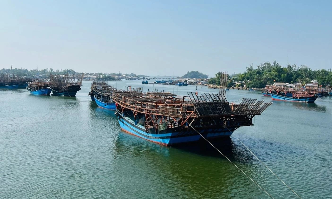 Hai tau ca hong may, 70 ngu dan cau cuu giua bien hinh anh