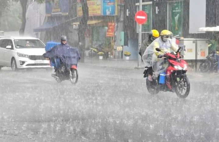 TP.HCM mua trai mua, canh bao dong loc va set hinh anh