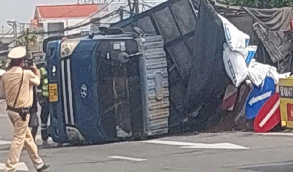 Tranh xe dap dien, xe tai lat ngang tren quoc lo hinh anh