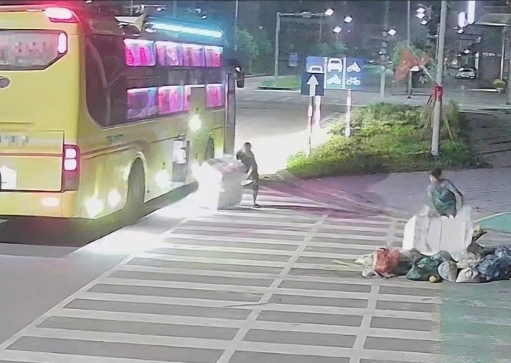 Xu ly nhan vien xe khach giuong nam ngang nhien xa rac ven duong hinh anh