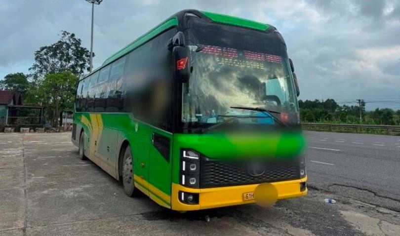 Xe khach 25 cho ‘nhoi’ 53 nguoi, bi phat gan 200 trieu dong hinh anh