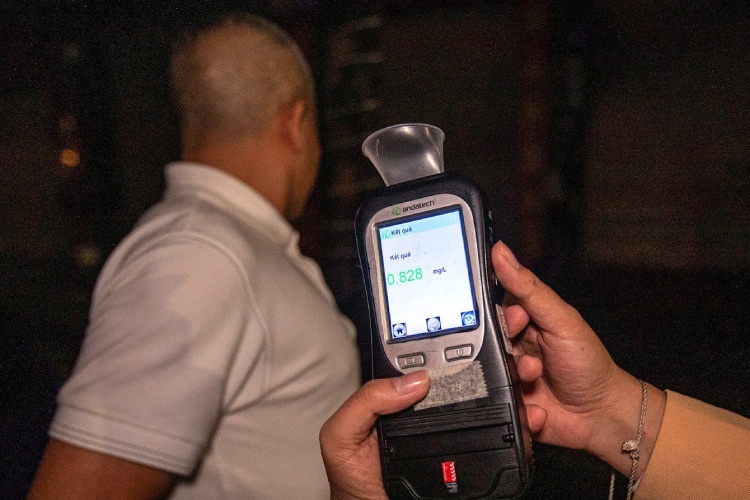 Mot chot kiem tra nong do con lien tuc phat hien tai xe oto vi pham hinh anh