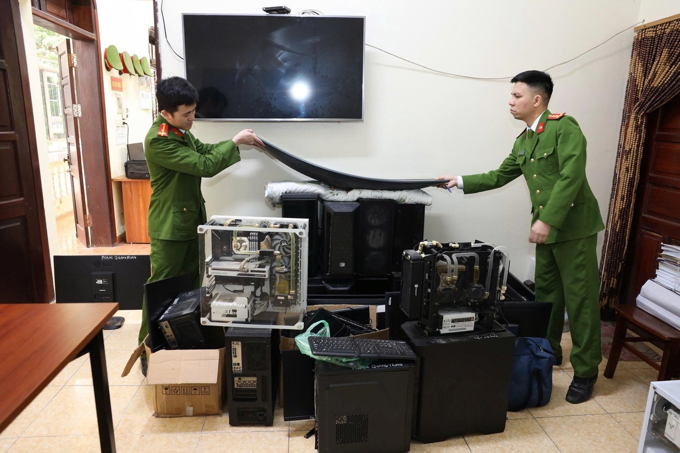 Vu an 'Xoi Lac TV': Phong toa 58 tai khoan ngan hang, thu giu nhieu xe hinh anh