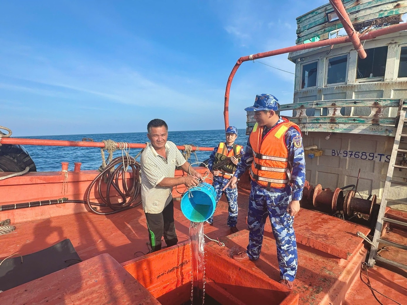 Bat tau ca cho hon 50.000 lit dau hinh anh