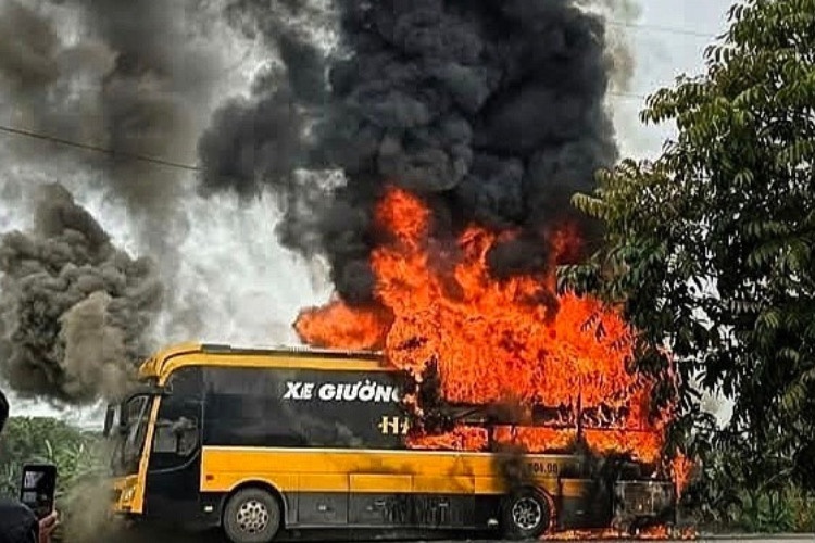 Hoa hoan thieu rui xe khach khi dang cho don cong nhan o Bac Ninh hinh anh