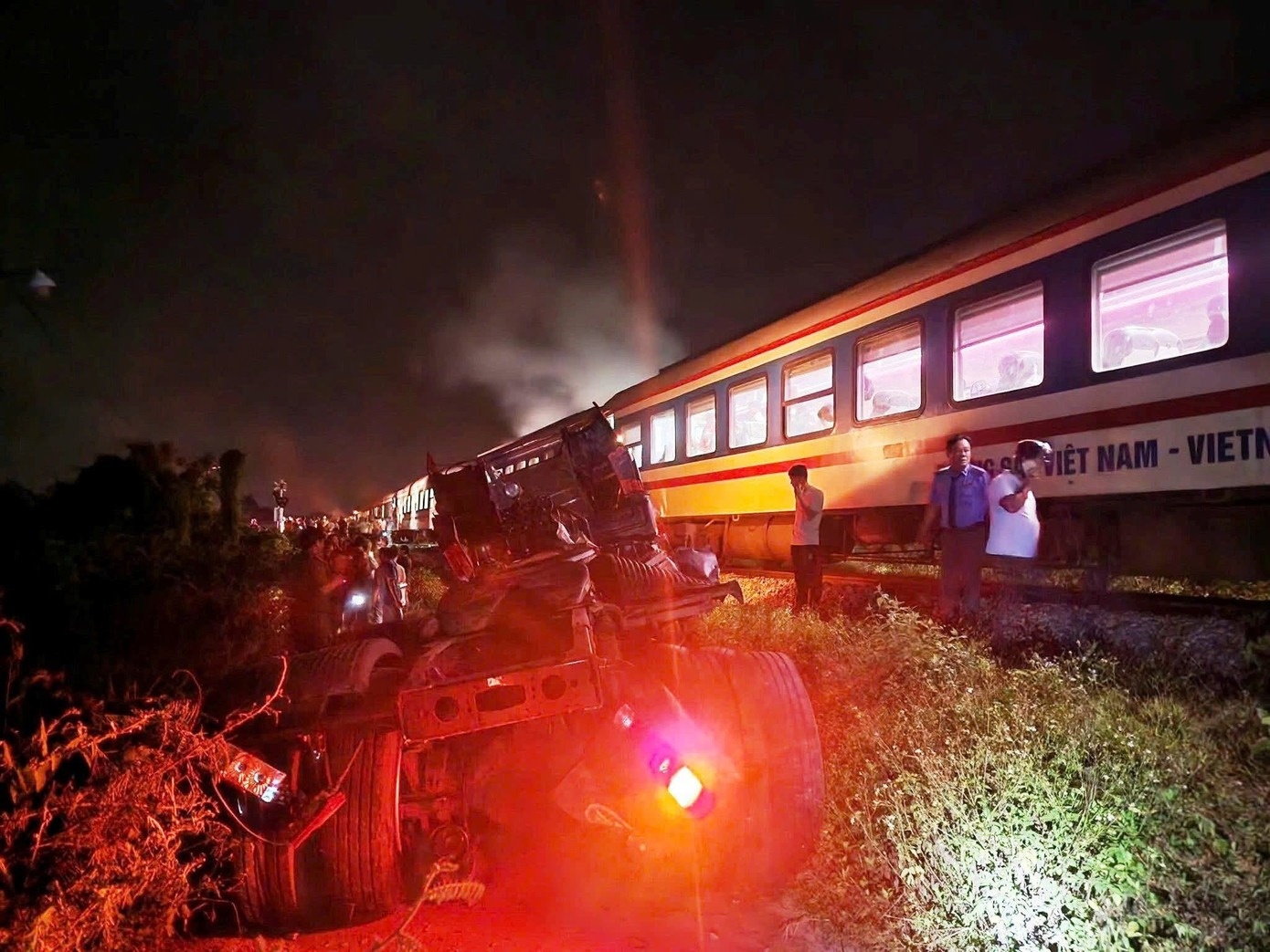 Xe dau keo co vuot rao chan bi tau hoa tong gay doi o Quang Ngai hinh anh